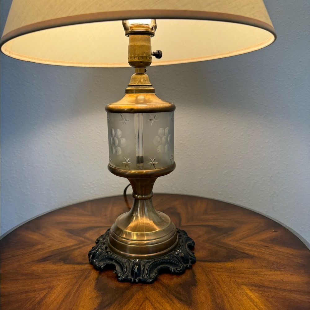 Vintage Brass and Etched Glass Table Lamp 24 inches in perfect working o… - Picture 4 of 8